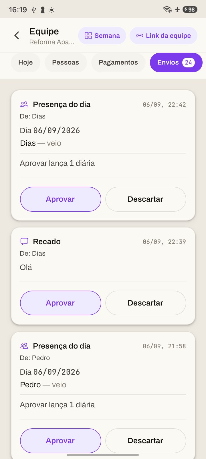 Fila de envios da equipe: presença do dia e recado, cada um esperando aprovar ou descartar